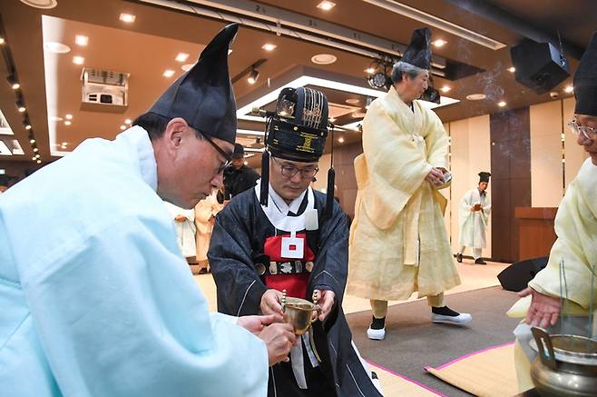 '2023영주 한국선비문화축제'의 서막을 알리는 고유제에서 송호준 영주시부시장이 술잔을 올리고 있다. (사진=영주시 제공)  *재판매 및 DB 금지