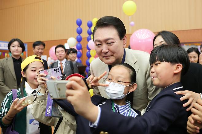 [서울=뉴시스] 윤석열 대통령이 5일 청와대 연무관에서 열린 어린이날 초청 행사에서 어린이들과 기념촬영하고 있다. (사진=대통령실 제공) 2023.05.05. photo@newsis.com