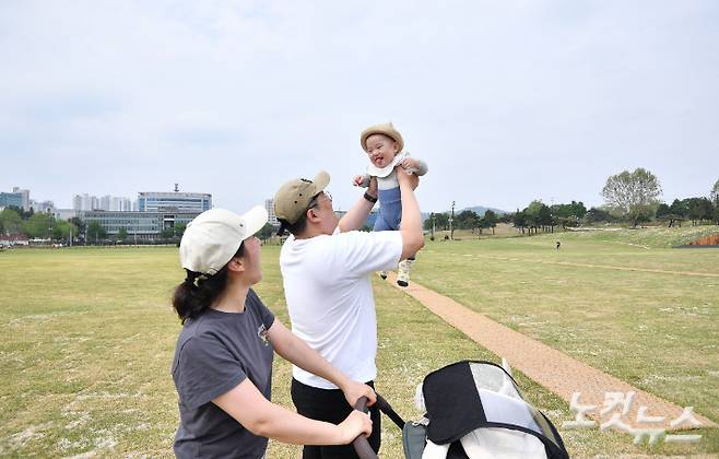 지난 4일 오후 서울 용산구  옛 주한미군 기지에 재탄생한 '용산어린이정원'이 개방된 가운데 시민들이 공원을 둘러보고 있다. 류영주 기자