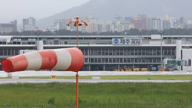 5일 오전 제주국제공항 활주로의 풍향계가 강풍에 펄럭이고 있다.  연합뉴스