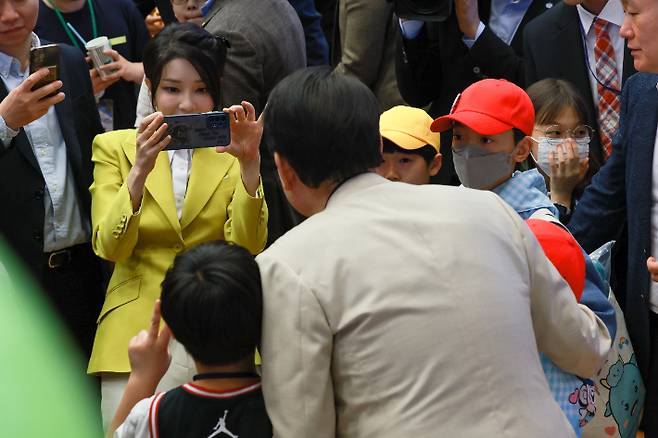 김건희 여사가 5일 청와대 연무관에서 열린 어린이날 초청행사에서 윤석열 대통령과 어린이들의 기념 사진을 찍어주고 있다. 대통령실 제공