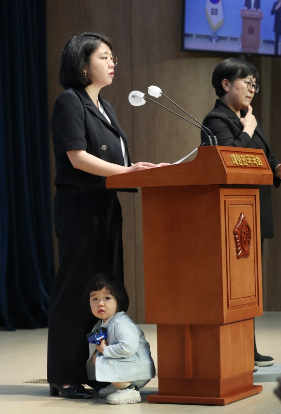 용혜인 기본소득당 의원이 4일 오전 서울 여의도 국회 소통관에서 23개월 아들과 함께 어린이날 맞이 노키즈존 관련 입장 발표 기자회견을 하고 있다. 2023.5.4 뉴스1