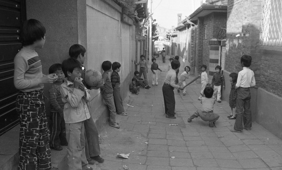 둥근 것은 공이요 길다란 것은 야구방망이요 - 1979년 서울의 한 동네골목에서 어린이들이 삼삼오오 모여 야구를 하고 있다. 마땅한 운동기구도 없던 그 시절 둥그런 것은 공이었고 길다란 것은 야구방망이였다. 1979. 5. 3 서울신문 사진창고