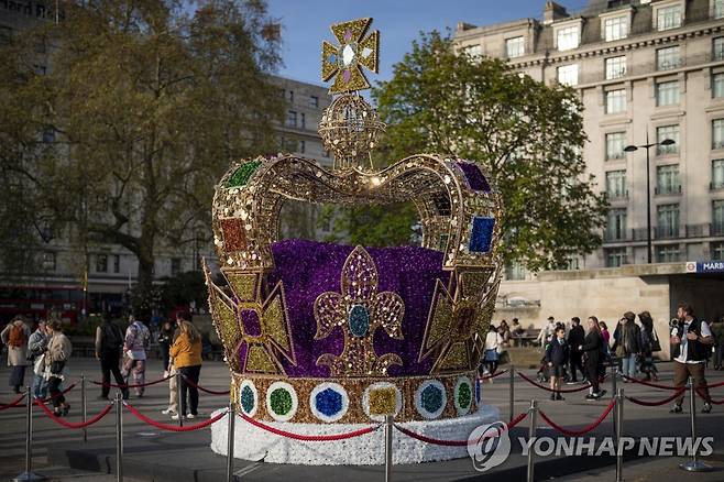 영국 대관식 왕관 모양 조형물 [AP 연합뉴스 자료사진. 재판매 및 DB 금지]
