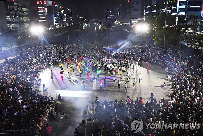 제18회 안산국제거리극축제 폐막…23만여 명 방문 (안산=연합뉴스) 경기 안산시가 지난 5∼8일 나흘간 안산문화광장에서 열린 '제18회 안산국제거리극축제'에 23만여 명의 관람객이 방문하며 성공리에 폐막했다고 9일 밝혔다. 사진은 제18회 안산국제거리극축제 현장. 2022.5.9 [안산시 제공. 재판매 및 DB 금지] photo@yna.co.kr