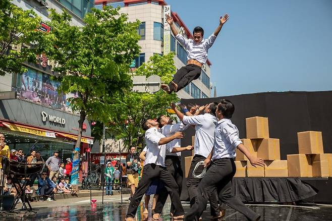 안산시, '제18회 안산국제거리극 축제' 개최 (안산=연합뉴스) 경기 안산시가 다음 달 5∼8일 안산문화광장에서 '제18회 안산국제거리극 축제'를 3년 만의 야외공연으로 개최한다고 22일 밝혔다. 사진은 2019 안산국제거리극축제 모습. 2022.4.22 [안산시 제공. 재판매 및 DB 금지] photo@yna.co.kr