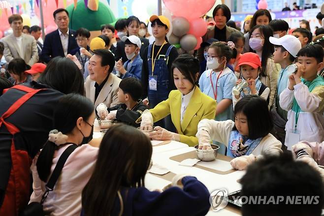 어린이들과 쿠키 만드는 윤 대통령 부부 (서울=연합뉴스) 진성철 기자 = 윤석열 대통령과 부인 김건희 여사가 5일 청와대 연무관에서 열린 어린이날 초청행사에서 아이들과 쿠키를 만들고 있다. 2023.5.5 [대통령실 제공. 재판매 및 DB 금지] zjin@yna.co.kr