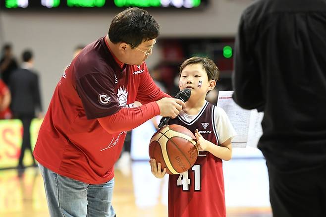 어린이날 시투를 맡은 오지훈군 [KBL 제공. 재판매 및 DB 금지]