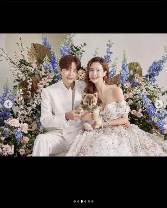 Actor Lee Da-hae and singer Seven will marry on May 6th after eight years of devotion.Seven and Lee Da-hae make a marriage ceremony at a hotel in Seoul for a hundred years.Seven and Lee Da-hae, who were born in 1984, took off the entertainment longevity couple title in celebration of many guests and climbed into the ranks of men and women sold out.The marriage ceremony is performed by comedian Kim Jun-ho and Jo Se-ho, and a celebration is called by Big Bang sun, spider, and sea.The love story of the two appeared together on MBC Omniscient Interfere Point broadcast on January 15 last year.Lee Da-hae said of his first meeting with Seven, I got a phone call from my close brother Choi Sung-joon on the day I had nothing to do. He asked me to come out and then he changed Seven. Seven said, I have to do it. Its been a long time.Lee Da-hae said, At first, I didnt have any feelings for Seven at all, and added, I met him later and he was pretty. It took me a while to meet him.We were playing pool together in the party room on my birthday, he said. They were playing pool together, and then they asked me out. When I said something else, they said, Why dont you answer me? He said, I was embarrassed and asked if I had to answer that.However, the two also went through one breakup Danger in 2021.Choi Sung-joon, who played the role of Ojagyo, commented on the situation at the time, There are ups and downs when I love. Wasnt there another big incident last year? Its a little bit now, and mentioned Danger of Lee Da-hae and Seven Couples.Lee Da-hae said, After meeting my friends for a long time, my sisters and brothers became very fond of (Seven). Many people cried (when they almost broke up). Even my aunt cried.Lee Da-hae said, Im not a big family, but Seven is a very big family. I have two older sisters and my youngest son, who is my eldest son.Later, when I met Choi Dong-wook and his family, my sisters are so good, but my parents are the best. Even when I was in trouble, my family was so sad that I was crying and blowing.I feel like I can not meet people who are so good. I think I can meet such a man. Meanwhile, Lee Da-hae and Seven reported the marriage news on May 6th through the official SNS (Instagram) on the afternoon of March 20th.Seven posted a handwritten letter to his fans and said, I am celebrating my 20th anniversary. I think it would not have been possible without the love of fans who have always supported me. Thank you so much and thank you.I have good news that I want to tell you first of all today.  I promised marriage on May 6th with my girlfriend Lee Da-hae, who has been in love for the last 8 years and has always been in love with me.In the future, I will live with a sense of responsibility as a husband and husband of a family. Lee Da-hae also said, We have been in love for eight years, so maybe its not a big surprise. I think I had a lot of worries about how to tell you. In May, I promised to be a couple now.I am more familiar with the word boyfriend yet, but I will live as a good wife and a great force for him who has kept my side firmly and gave me great happiness, and now he will be my life partner. 