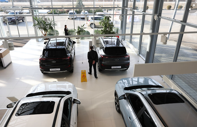 현대차와 기아, 서방 자동차업체들의 공백을 틈타 러시아 라다와 중국 자동차업체들이 빠르게 러시아 시장을 장악해 나가고 있다.