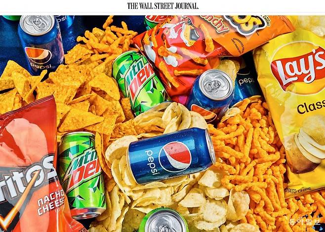 미 월스트리트저널(WSJ)은 지난달 ‘펩시의 새로운 건강 식단: 더 많은 감자칩과 탄산음료’라는 글에서 펩시코의 사업 전략 변경을 조명했다. WSJ은 “수년 동안 펩시코는 정크푸드의 뿌리에서 벗어나 허머스, 콤부차, 야채칩, 견과류 등으로 사업을 전환하려고 노력했다. 최근에는 콜라, 감자칩을 밀어붙이고 있다”고 전했다. (WSJ)