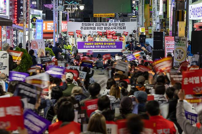천주교정의구현전국사제단과 시민들이 2023년 4월17일 경남 창원시 마산합포구 창동사거리에서 열린 시국기도회에서 ‘윤석열 퇴진’ ‘자주독립 민주회복’ 등의 글귀가 적힌 손팻말을 흔들며 구호를 외치고 있다.