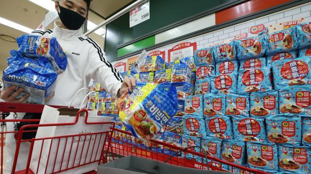 서울 중구 롯데마트 서울역점에서 한 소비자가 비빔면을 고르고 있다. 뉴시스