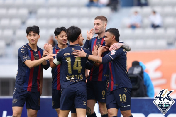 수원FC 선수단이 전반 5분 만에 선제 골을 터뜨린 뒤 환호하고 있다. 프로축구연맹