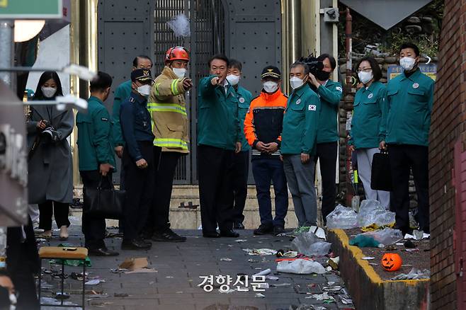 지난해 10월 30일, 전날밤 대규모 압사 사고가 발생한 서울 용산구 이태원 현장을 찾은 윤석열 대통령이 소방 관계자의 설명을 듣고 있다. / 김창길 기자