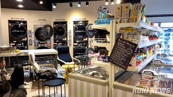 서울 신촌의 한 무인 점포는 셀프 세탁소를 운영하면서 아이스크림, 밀키트 등을 판매하고 있다.&nbsp; &nbsp;사진=임지혜 기자