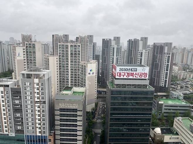 6일 대구와 경북지역에 비가 내리고 있는 가운데 대구경북신공항 개항을 알리는 광고물이 걸려있다. (최재용 기자) 2023.05.06