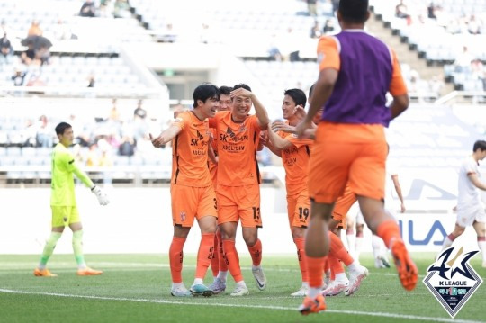 기뻐하는 제주 선수들 [한국프로축구연맹 제공]