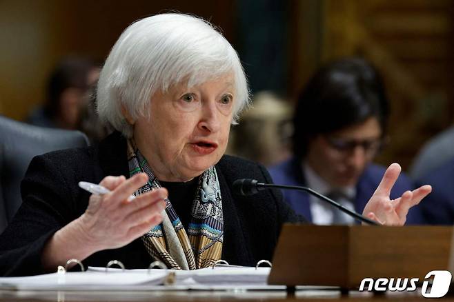 (워싱턴 AFP=뉴스1) 우동명 기자 = 재닛 옐런 미국 재무장관이 16일(현지시간) 워싱턴 의사당의 상원 금융위 청문회 에 출석해 SVB 붕괴 사태와 관련, 미국의 금융 시스템은 건재하다며 예금을 필요로 할 때 인출 가능하다는 것에 확신을 가져도 좋다고 밝히고 있다.  ⓒ AFP=뉴스1  Copyright (C) 뉴스1. All rights reserved. 무단 전재 및 재배포 금지.