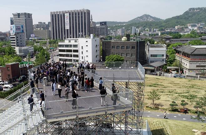 사람들이 하늘소에 올라 전망을 감상하고 있다. [연합]