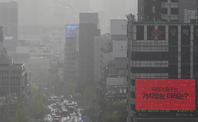 전국적으로 황사위기경보 주의 단계가 발효된 지난 12일 서울 종로구 도심 일대가 황사와 미세먼지로 인해 뿌연 모습을 보이고 있다. [사진=임세준 기자]