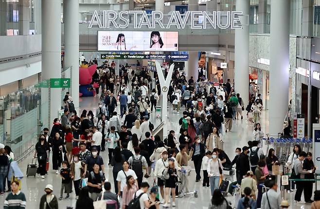 어린이날 연휴를 하루 앞둔 4일 오전 인천국제공항 1터미널 면세구역이 붐비고 있다. [연합]