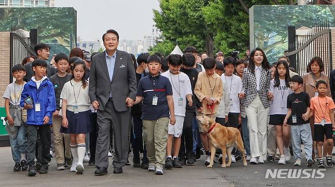 [서울=뉴시스] 홍효식 기자 = 윤석열 대통령과 부인 김건희 여사가 4일 서울 용산 대통령실 앞 미군기지 반환부지에 조성된 용산어린이정원으로 어린이들과 함께 입장하고 있다. (대통령실통신사진기자단) 2023.05.04. yesphoto@newsis.com