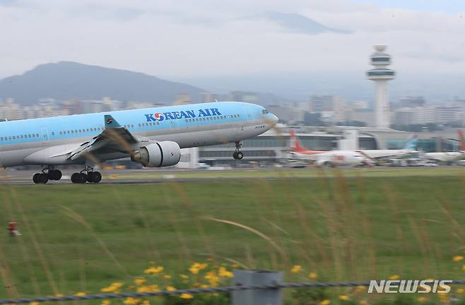 [제주=뉴시스] 우장호 기자 = 어린이날 연휴 이틀째인 6일 오전 제주국제공항 활주로에 여객기가 착륙하고 있다. 2023.05.06. woo1223@newsis.com