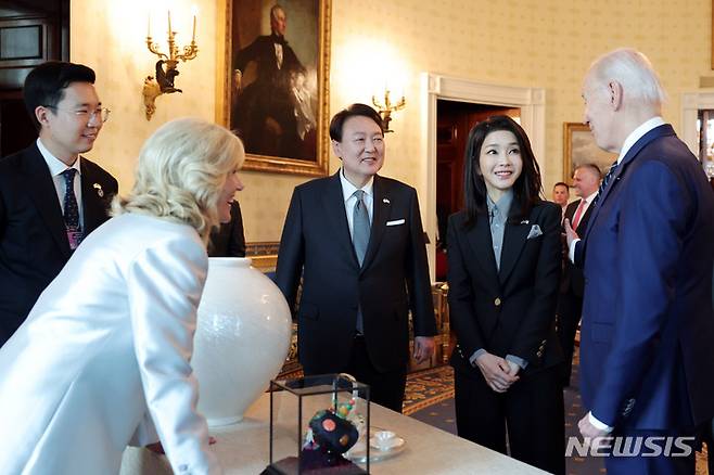 [워싱턴=뉴시스] 전신 기자 = 윤석열 대통령과 부인 김건희 여사가 25일(현지시간) 백악관 관저를 방문해 조 바이든 미국 대통령 부부와 선물 교환을 하고 있다. (공동취재) 2023.04.26. photo1006@newsis.com