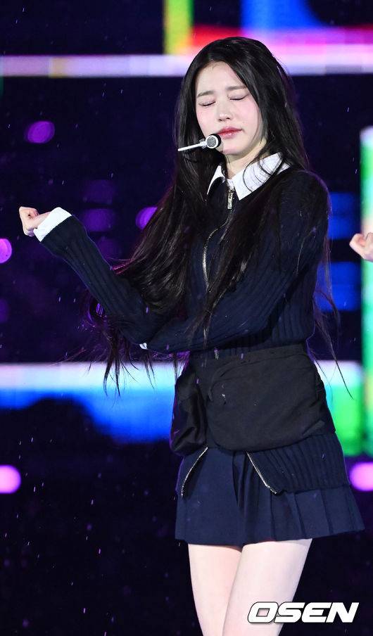 [OSEN=민경훈 기자] 30일 오후 서울 잠실종합운동장 올림픽주경기장에서 '서울페스타 2023' K-POP 슈퍼라이브 콘서트가 열렸다.아이브(IVE) 장원영이 화려한 무대를 선보이던 중 거센 빗방울에 쉽게 눈을 뜨지 못하고 있다. 2023.04.30 / rumi@osen.co.kr