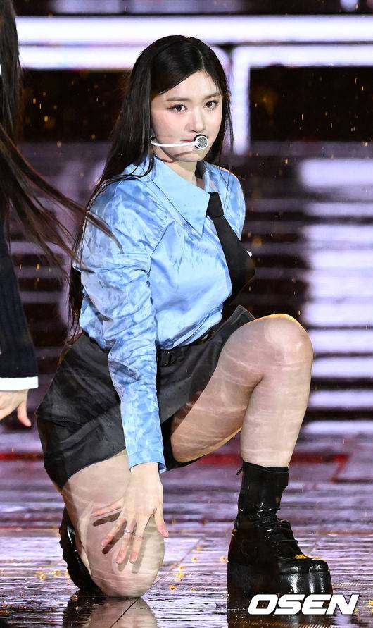 [OSEN=민경훈 기자] 30일 오후 서울 잠실종합운동장 올림픽주경기장에서 '서울페스타 2023' K-POP 슈퍼라이브 콘서트가 열렸다.아이브(IVE) 이서가 폭우 속에서 화려한 무대를 선보이던 중 미끄러져 오른 무릎을 다쳤지만 고통을 참아내고 있다. 2023.04.30 / rumi@osen.co.kr