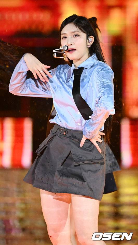 [OSEN=민경훈 기자] 30일 오후 서울 잠실종합운동장 올림픽주경기장에서 '서울페스타 2023' K-POP 슈퍼라이브 콘서트가 열렸다. 아이브(IVE) 이서가 플로어 안무를 펼치던 중 무릎에 상처를 입고 무대를 이어가고 있다. 2023.04.30 / rumi@osen.co.kr