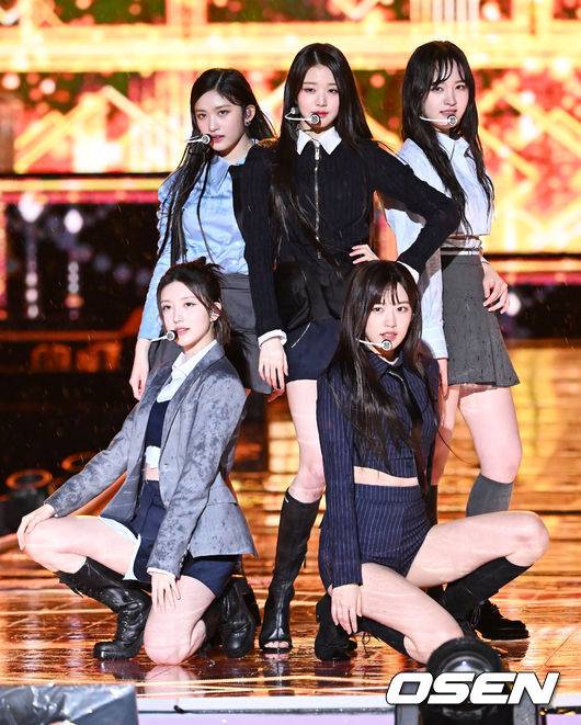 [OSEN=민경훈 기자] 30일 오후 서울 잠실종합운동장 올림픽주경기장에서 '서울페스타 2023' 개막공연이 열렸다. 아이브(IVE)가 폭우 속에서 화려한 무대를 선보이고 있다. 2023.04.30 / rumi@osen.co.kr