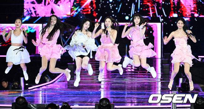 [OSEN=민경훈 기자] 30일 오후 서울 잠실종합운동장 올림픽주경기장에서 '서울페스타 2023' K-POP 슈퍼라이브 콘서트가 열렸다. 오마이걸(OH MY GIRL)이 빗속에서 힘차게 날아오르며 화려한 무대를 선보이고 있다. 2023.04.30 / rumi@osen.co.kr