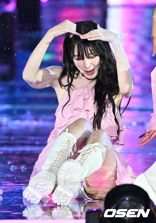 [OSEN=민경훈 기자] 30일 오후 서울 잠실종합운동장 올림픽주경기장에서 '서울페스타 2023' K-POP 슈퍼라이브 콘서트가 열렸다. 오마이걸(OH MY GIRL) 아린이 폭우 속에서 플로어 안무를 펼치며 고통스러워하고 있다. 2023.04.30 / rumi@osen.co.kr