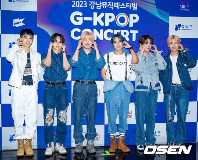 [OSEN=민경훈 기자] 5일 오후 서울 강남구 코엑스 동측광장에서 '2023 강남뮤직페스티벌' 공연이 열렸다.베리베리(VERIVERY)가 폭우 속 포토월에서 포즈를 취하고 있다. 2023.05.05 / rumi@osen.co.kr