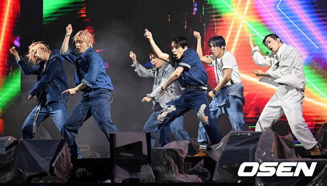 [OSEN=민경훈 기자] 5일 오후 서울 강남구 코엑스 동측광장에서 '2023 강남뮤직페스티벌’(G-KPOP CONCERT)이 열렸다.베리베리(VERIVERY)가 폭우 속에서 화려한 무대를 선보이고 있다. 2023.05.05 / rumi@osen.co.kr