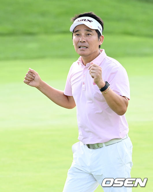 [OSEN=안산, 이대선 기자] 유해란이 한국여자프로골프(KLPGA) 투어 엘크루-TV조선 프로 셀러브리티(총상금 6억원)에서 연장 끝에 시즌 첫 승을 신고했다.경기를 마친 가수 겸 배우 임창정이 18번홀에서 인사를 하고 있다. 2021.09.26 /sunday@osen.co.kr