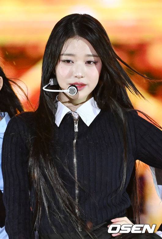 [OSEN=민경훈 기자] 30일 오후 서울 잠실종합운동장 올림픽주경기장에서 '서울페스타 2023' 개막공연이 열렸다.아이브(IVE)  폭우 속에서 장원영이 비에 젖은 얼굴로 공연을 펼치고 있다. 2023.04.30 / rumi@osen.co.kr