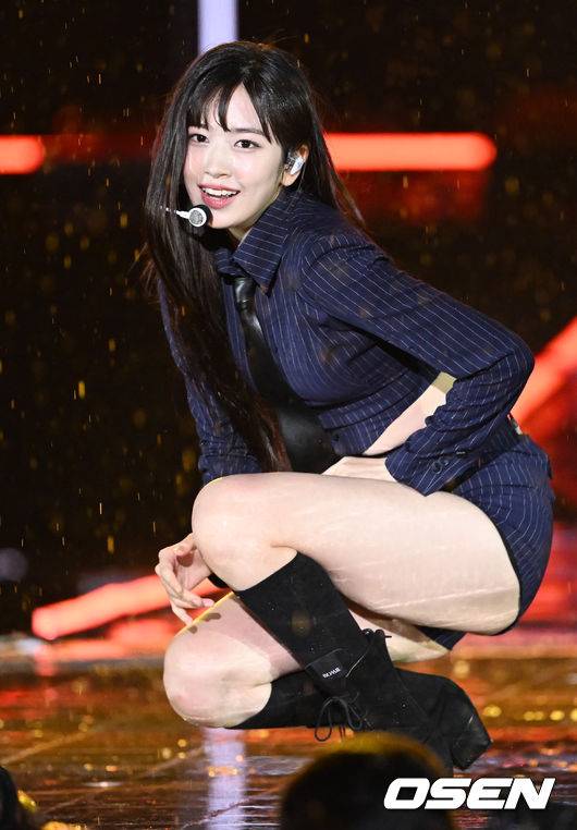 [OSEN=민경훈 기자] 30일 오후 서울 잠실종합운동장 올림픽주경기장에서 '서울페스타 2023' 개막공연이 열렸다. 아이브(IVE) 안유진이 폭우 속에서 공연을 펼치던 중 플로어가 미끄러워 조심스럽게 안무를 펼치고 있다. 2023.04.30 / rumi@osen.co.kr