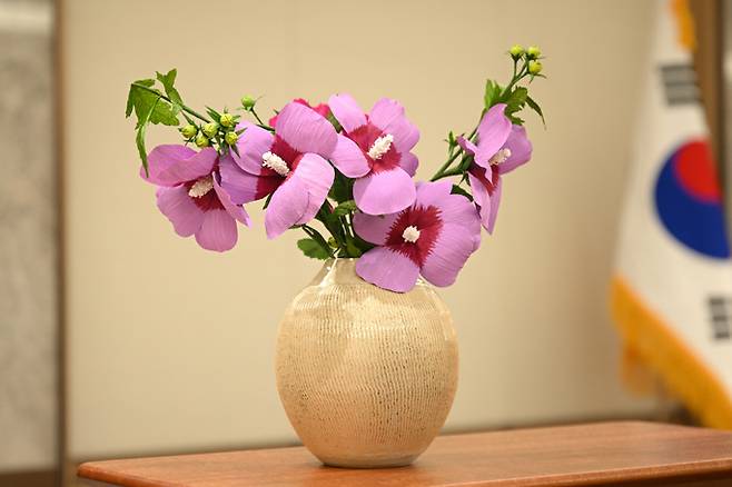 지난달 미국을 국빈 방문한 윤석열 대통령 부부가 조 바이든 미국 대통령 내외에게 선물받은 무궁화·장미 종이꽃이 담긴 화병 사진. 대통령실 제공&nbsp;