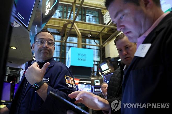 NYSE 입회장에서 일하는 트레이더들의 모습 [연합뉴스 자료사진]