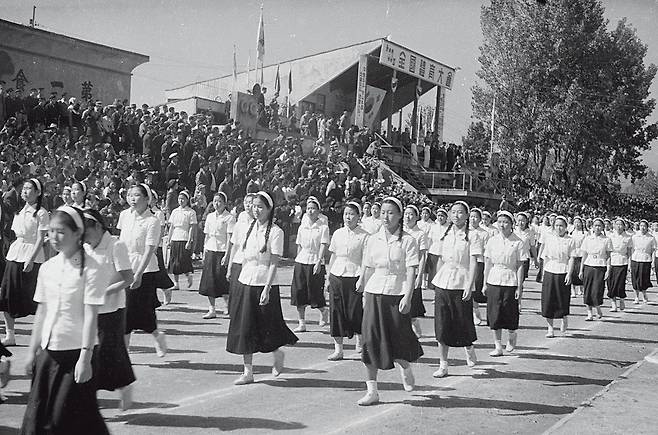 서울운동장에서 열린 제33회 전국체육대회 개회식에 참석한 여학생들. 1952년 [임인식 제공]