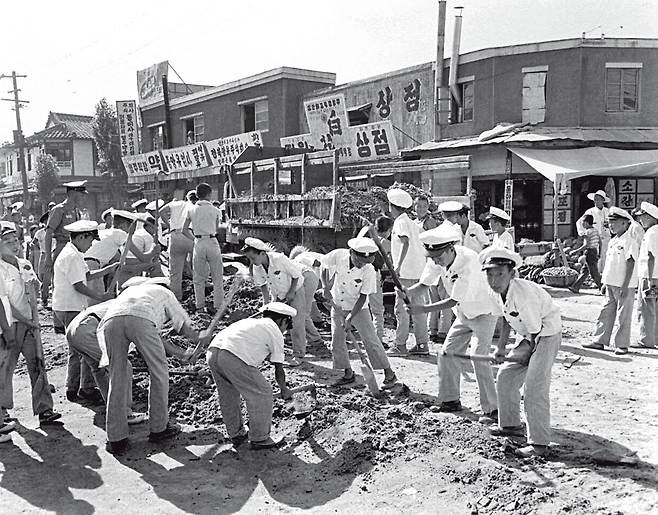 수해 복구에 나선 학생들. 1961년 [국가기록원 제공]