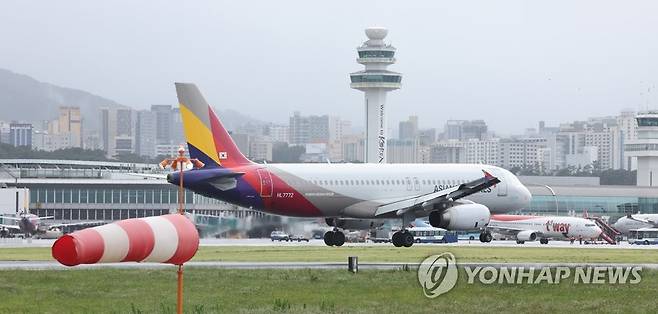 제주공항 항공편 운항 재개 (제주=연합뉴스) 박지호 기자 = 5일 오후 제주국제공항 활주로에서 항공기들이 운항하고 있다. 2023.5.5 jihopark@yna.co.kr