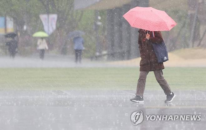 갑자기 폭우 [연합뉴스 자료사진]