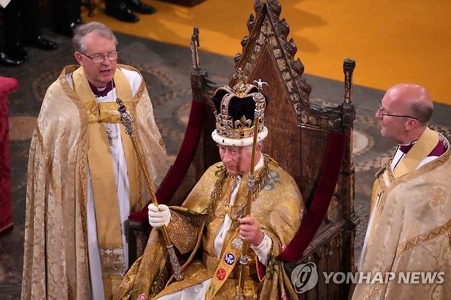 대관식 왕관 쓴 찰스 3세 영국 국왕 [로이터=연합뉴스. 재판매 및 db 금지]