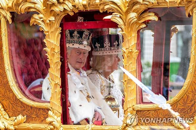 황금마차 탄 찰스3세 (런던 AFP=연합뉴스) 65년간 기다린 왕관을 쓴 찰스 3세 국왕이 6일(현지시간) '황금마차'를 타고 버킹엄궁으로 향하고 있다. 2023.5.6 photo@yna.co.kr