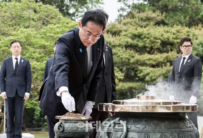 기시다 후미오 일본 총리가 7일 방한 첫 일정으로 서울 동작구 국립서울현충원을 참아 참배하고 있다.  기시다 총리는 이날 오후 윤석열 대통령과 정상회담을 갖는다. (사진= 공동취재단)