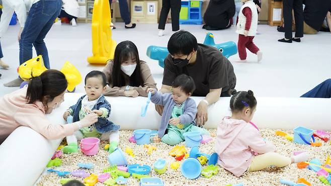 삼성전기는 7일 어린이날을 맞아 수원·세종 사업장에서 임직원과 가족을 초대하는 ‘가족과 함께’ 행사를 진행했다. (사진=삼성전기)